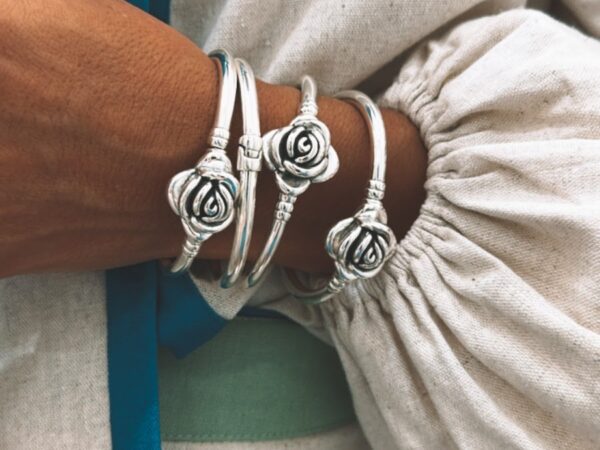 Quais tipos de pulseira feminina de prata valorizam seu estilo?