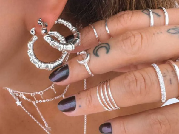 Brinco argola feminino: como usar esse clássico em combinações atuais